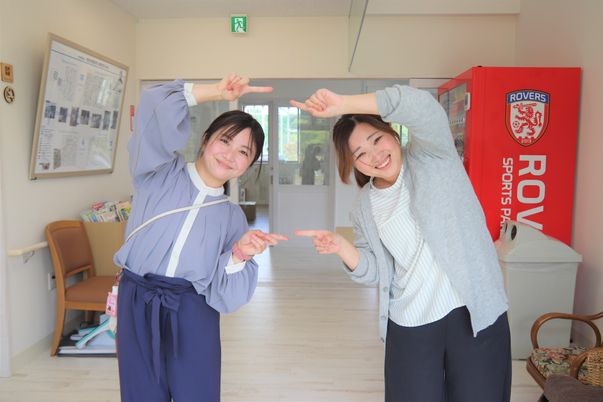 笑顔の職員がいる廊下