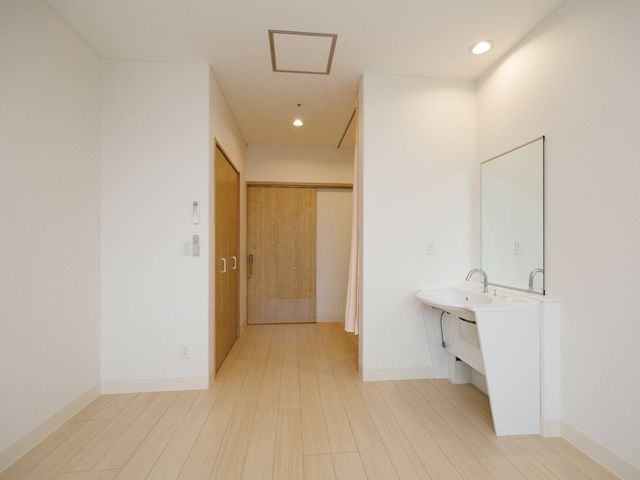 洗面台付きの居室 居室 洗面台が整った明るく清潔な居室です。ゆとりある空間で快適な個人の時間を過ごせます。