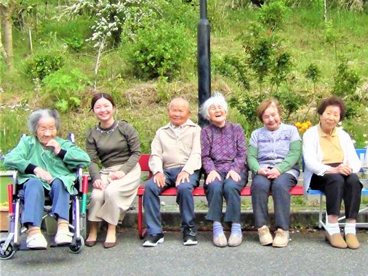 笑顔の利用者と職員