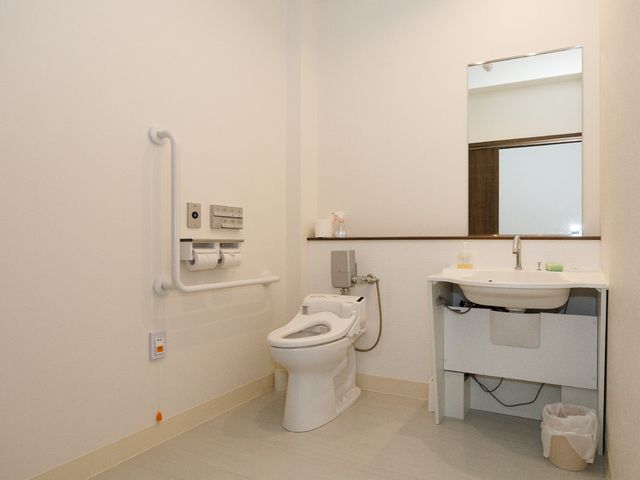 バリアフリートイレ トイレ 広々とした安全設計のトイレは、すべての利用者が快適にご使用いただけます。手すりや非常呼び出し装置も完備しております。