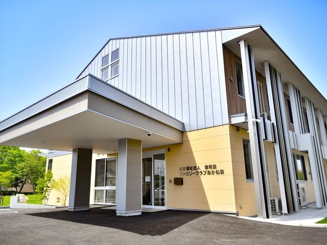 新築の白とベージュの建物 外観 新築された明るい色彩の外観は、施設への訪問者を心地よく迎え入れます。清潔感があり、快適な職場環境を期待できそうです。