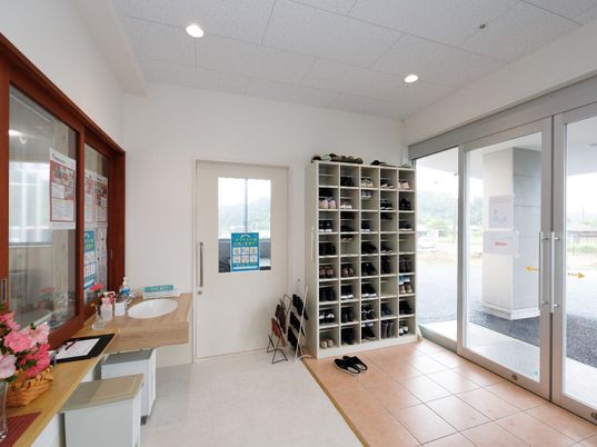 エントランスの明るい空間