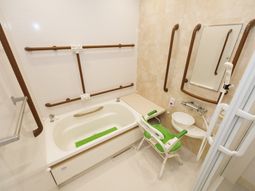 バリアフリー設計の浴室