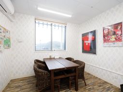 明るい採光の会議室