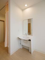 清潔な洗面台のある部屋