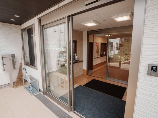 入り口付近の明るいエントランス