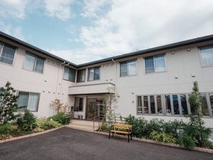 白壁の建物とエントランス