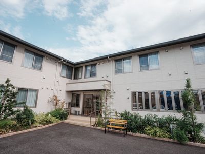 白壁の建物とエントランス