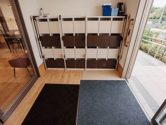 明るいエントランスの様子