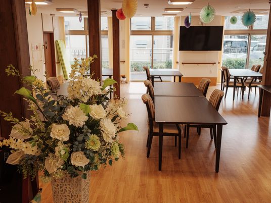 木目調の明るい食堂