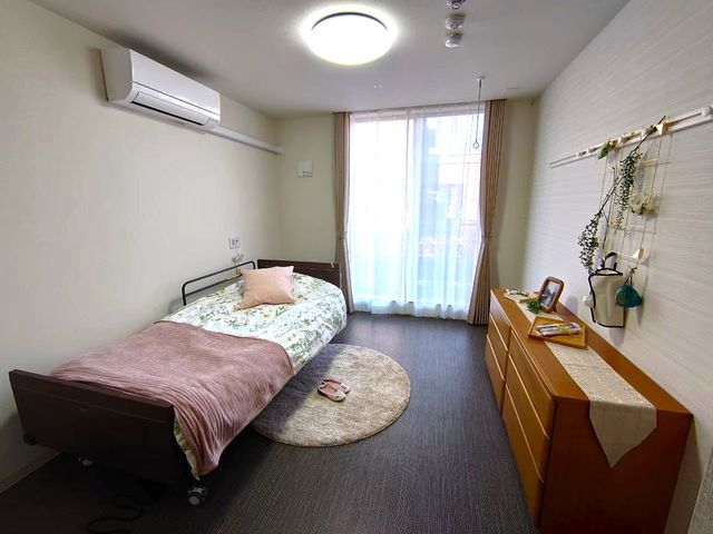 個室 居室 落ち着いた色調の個室です。自然光が差し込む窓辺で、快適に過ごせます。