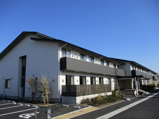 2階建ての外観 外観 広々とした駐車スペースと共に、スタイリッシュなデザインが特徴の建物です。