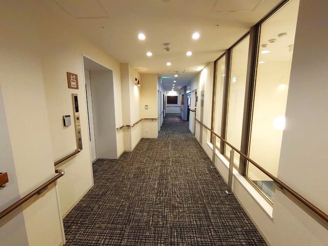 広々とした廊下 廊下 手すり付きの安全な廊下で、明るく清潔な雰囲気です。移動がしやすく快適です。