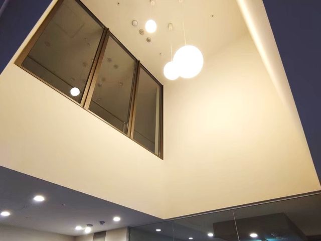 吹き抜けのエントランス エントランス 開放感ある吹き抜けのエントランスです。明るさが心地よく、安全な動線が確保されています。