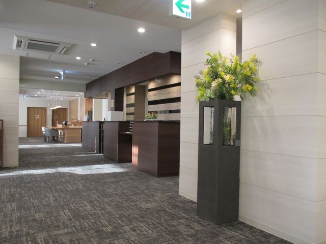 開放的なロビー ロビー 広々とした空間で、自然光が差し込む快適なロビーです。リラックスして働くことができます。