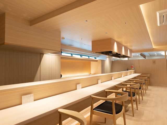 モダンな木製ダイニング レストラン 落ち着いた雰囲気の食堂は、木製の家具で統一されており、清潔感と温かみを感じる設計になっています。