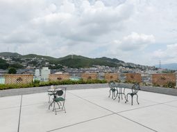 テラスと山々の景色