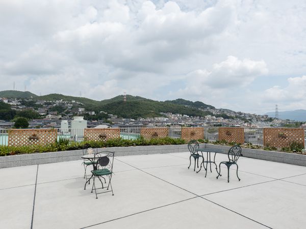 テラスと山々の景色