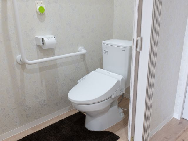 バリアフリートイレ設備 トイレ 手すり付きのトイレは、安全を考えた設計になっており、利用者の皆様に安心してお使いいただけます。