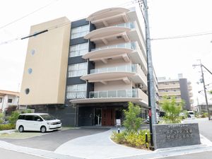 モダンな建物のエントランス