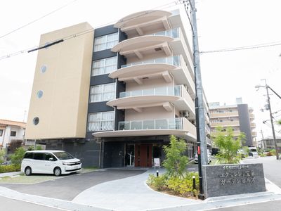 モダンな建物のエントランス