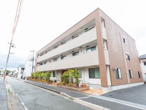 三階建ての建物外観