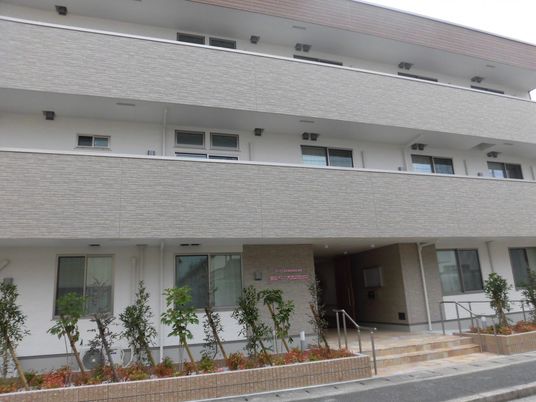 ケア施設の明るい外観
