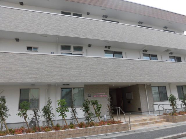 ケア施設の明るい外観