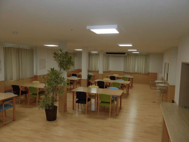 広々とした食堂エリア