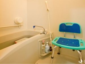 入浴用の椅子がある浴室  