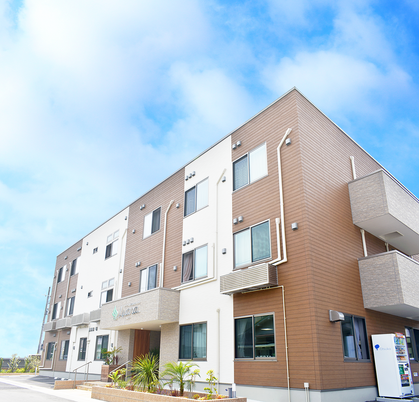 青空背景の施設外観