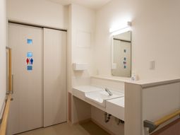 清潔な洗面台とトイレマーク
