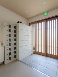 明るい廊下のロッカー