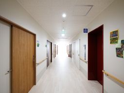 明るい廊下の風景