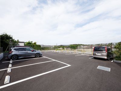 広々とした駐車場