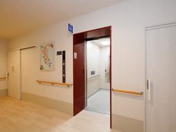 廊下に面した開いた扉