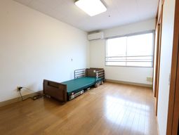 シンプルな居室の様子