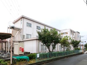 白い建物の外観