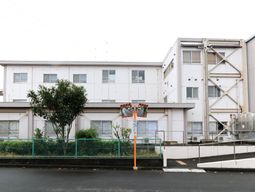 白壁のシンプルな建物