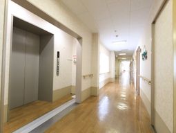 広い清潔な廊下とエレベーター