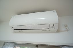 壁掛けエアコンのクローズアップ