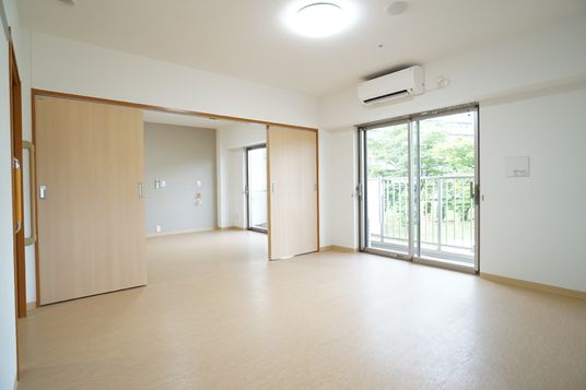 広々とした明るい居室