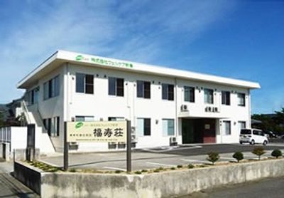 駐車場のある建物外観