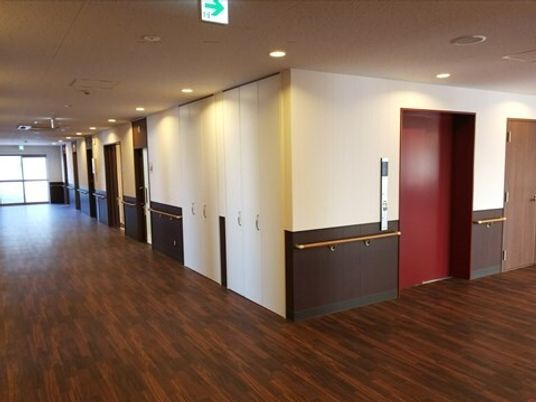 明るい廊下の一角