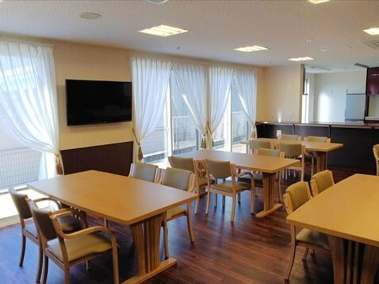 共用スペースの明るい居室