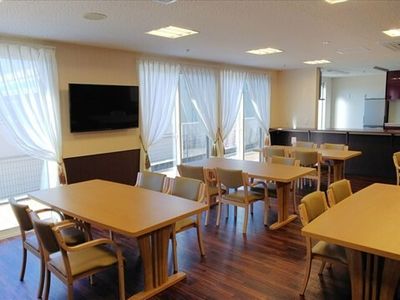 共用スペースの明るい居室