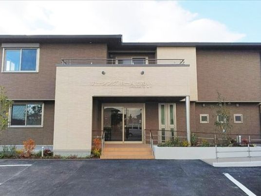 外観の明るい建物