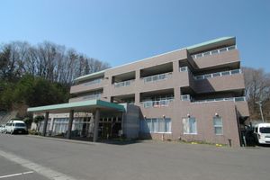 緑に囲まれた建物外観