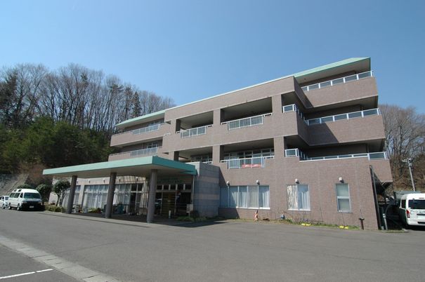 緑に囲まれた建物外観