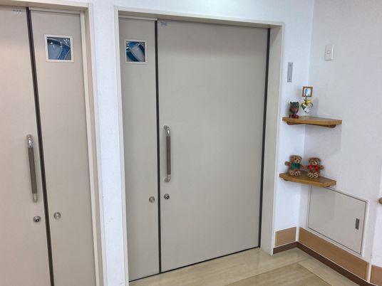 ゆったりとした居室の扉